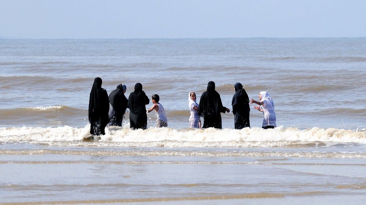 Al mare solo in costume da bagno.  I sindaci italiani si mobilitano contro l’islamizzazione delle spiagge